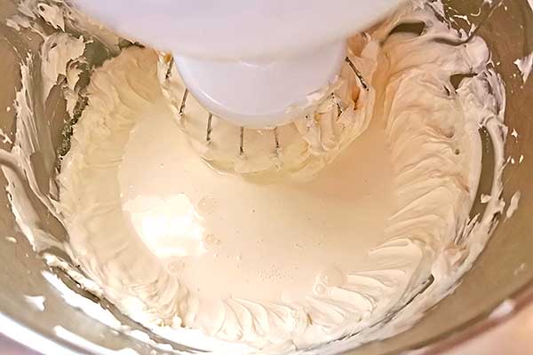 miksowanie mascarpone ze śmietaną kremówką na tort