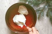 dodawanie kremu śmietankowego z mascarpone do tortu