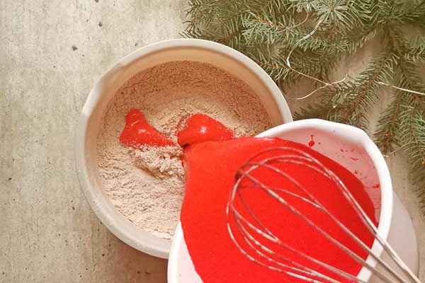dodawanie mokrych składników do suchych na ciasto red velvet