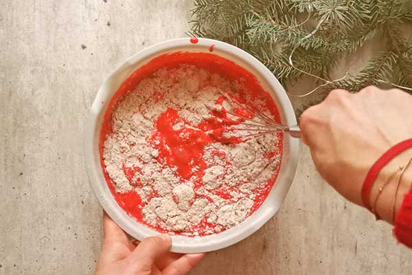 mieszanie mokrych i suchych składników ciasta red velvet