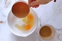 dodawanie mokrych składników do ciasta na muffinki kawowe