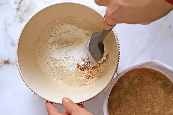 mieszanie suchych składników na muffinki kawowe