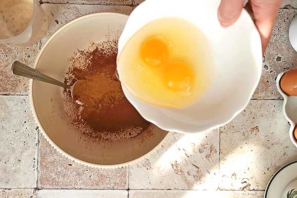 dodawanie jajek do ciasta na naleśniki piernikowe