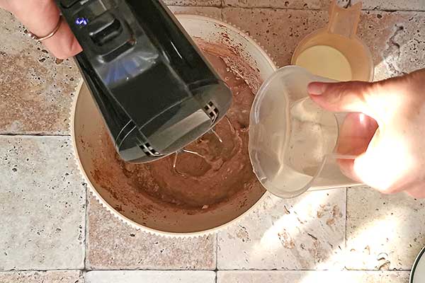 dodawanie wody do ciasta na naleśniki piernikowe
