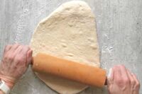 wałkowanie ciasta na pączki
