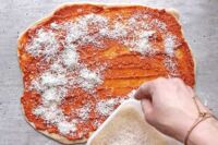 posypywanie ciasta tartym parmezanem