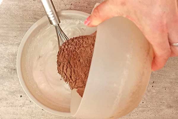 dodawanie mąki z kakao do ciasta na biszkopt czekoladowy