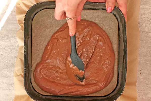 nakładanie biszkoptu czekoladowego do formy