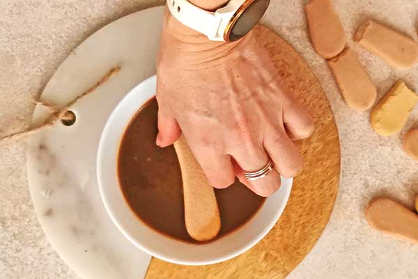 moczenie biszkoptów w kawie do tiramisu
