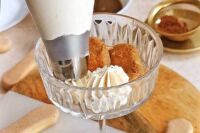 nakładanie warstwy kremu mascarpone na tiramisu