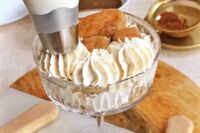 nakładanie drugiej warstwy kremu mascarpone na biszkopty do tiramisu