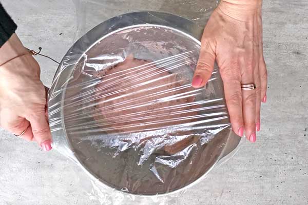ciasto drożdżowe przykryte do wyrośnięcia