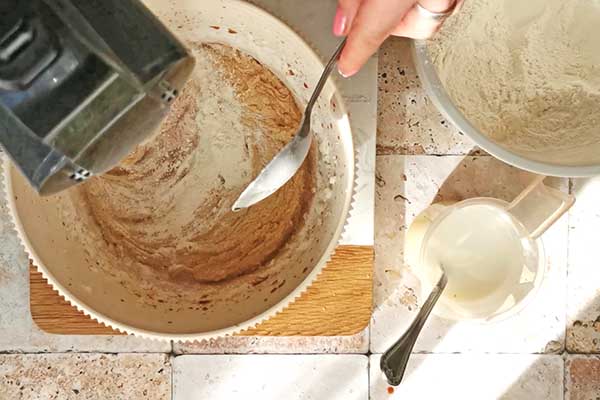 dodawanie mąki do ciasta na pieczone oponki