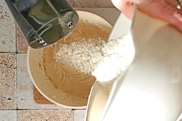 dodawanie mąki do ciasta na oponki kawowe