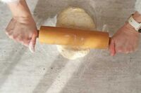 wałkowanie ciasta na scones