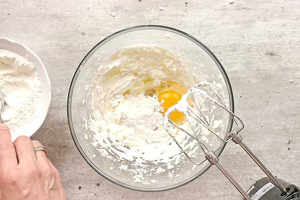 dodawanie jajek do ciasta na babeczki