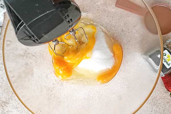 miksowanie jajek z cukrem na ciasto