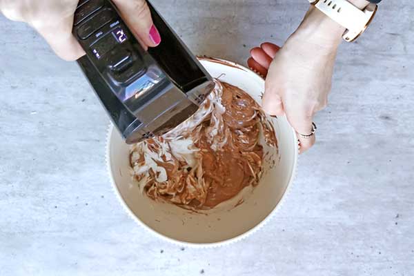 miksowanie kremu czekoladowego do ciasta monte