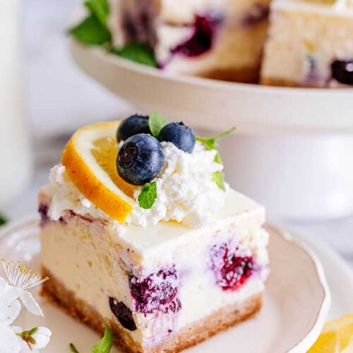 lemon cheesecake with blueberries