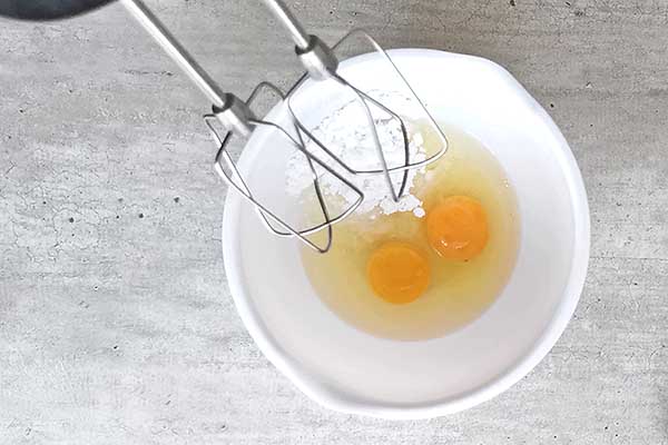 miksowanie jajek z cukrem