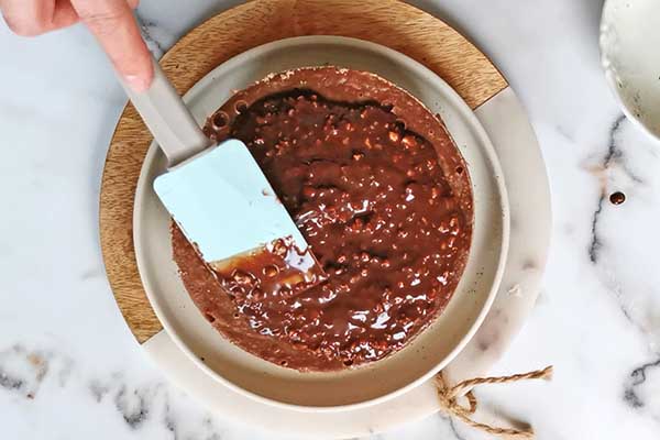 smarowanie sernika polewą czekoladową