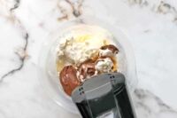miksowanie składników na sernik nutella