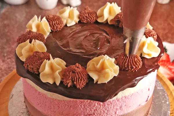 jak udekorować tort czekoladowo-truskawkowy
