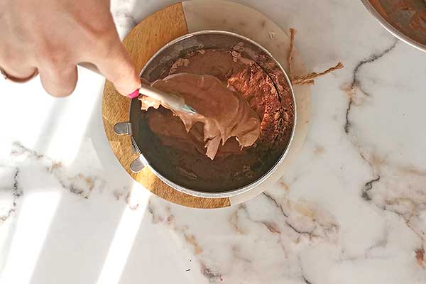 wykładanie musu czekoladowego na biszkopt czekoladowy