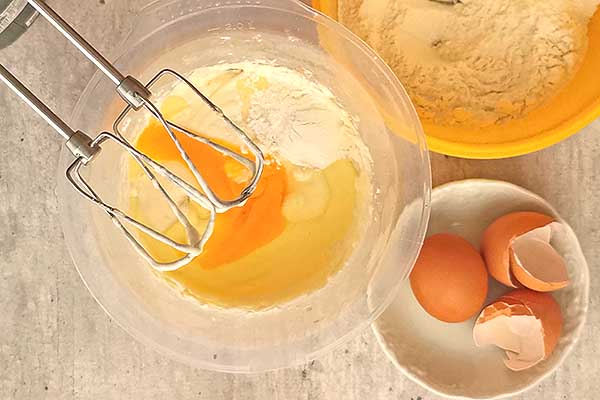 dodawanie jajek do ciasta na ucierane babeczki