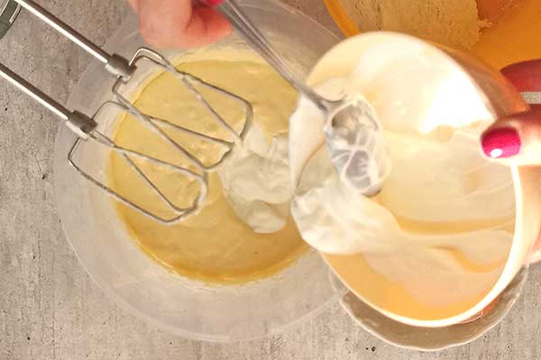 dodawanie jogurtu do ciasta na babeczki waniliowe