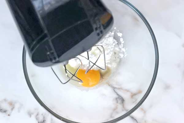 miksowanie jajek z cukrem pudrem na babkę