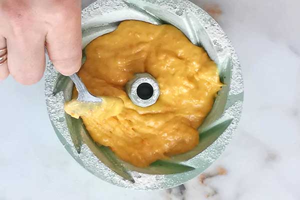 nakładanie babki marchewkowej do formy do pieczenia