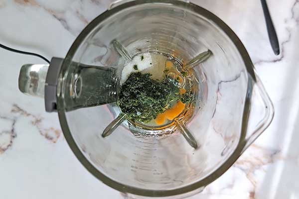 miksowanie szpinaku z jajkami i olejem