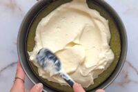 wykładanie kremu mascarpone na ciasto arbuzek