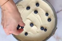 posyp krem mascarpone borówkami