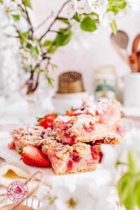 ciasto pieczone z rabarbarem i truskawkami
