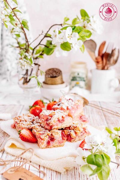 rhubarb strawberry cake