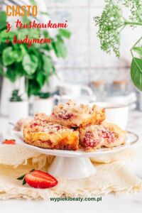 Panna Cotta Tart shortcrust pastry with pudding and strawberries
