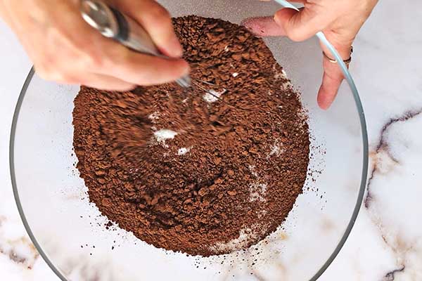 mieszanie suchych składników na ciasto czekoladowe