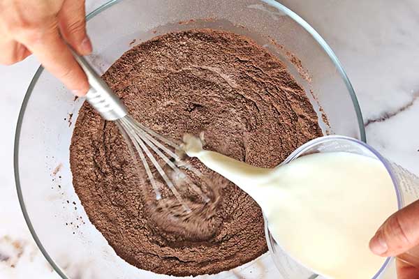 dodawanie mleka do ciasta czekoladowego