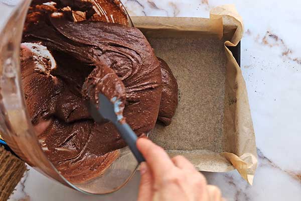 przekładanie ciasta czekoladowego do formy do pieczenia