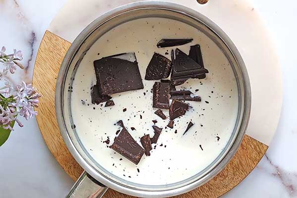 jak zrobić polewę czekoladową z czekolady i śmietany kremówki