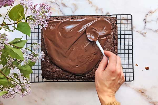 smarowanie ciasta polewą czekoladową