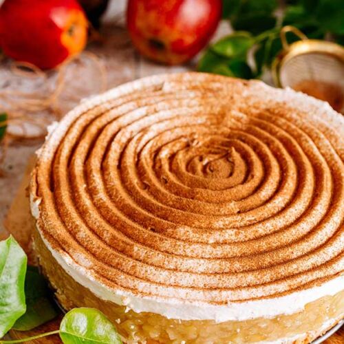 jabłecznik z mascarpone i bitą śmietaną