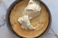 wykładanie kremu mascarpone na jabłecznik