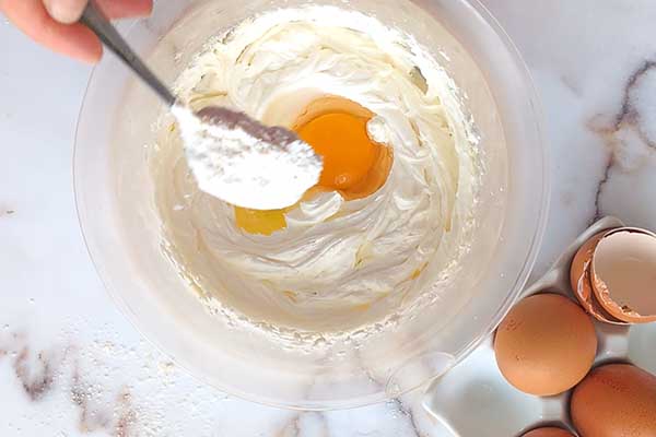 jak dodawać jajka do ucieranego ciasta