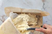 przełóż ciasto do formy do pieczenia wyłożonej papierem do pieczenia