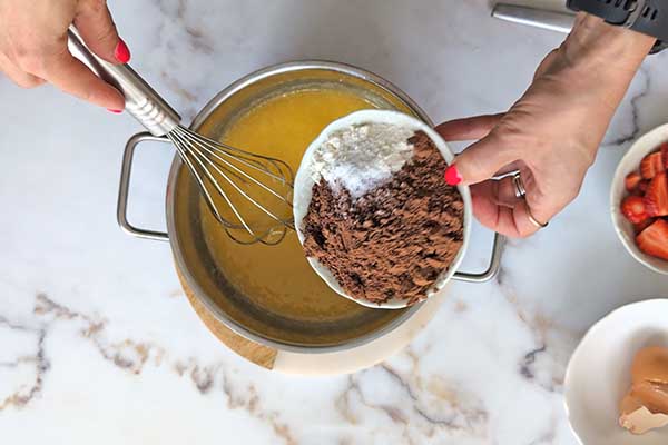 dodawania mąki i gorzkiego kakao na ciasto brownie