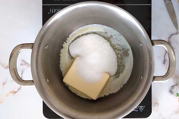 rozpuszczanie masła z cukrem na sernik gotowany