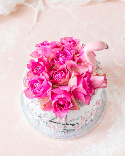 kwiatowy tort z flamingiem